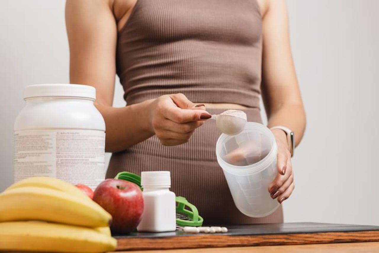 Kreatin pridobiva priljubljenost med ženskami: koristi in previdnost