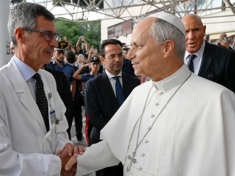 Papa Leone, per ora solo medicazioni: la terapia dopo gli esami