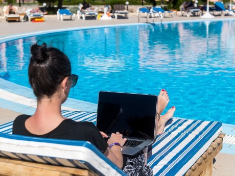 Workation im Ausland: Wann Steuern und Visa zum Problem werden