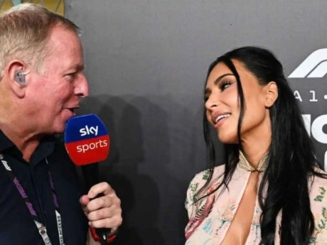 Kim Kardashian bromea con Martin Brundle tras el desaire en Mónaco