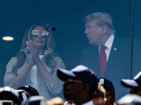 Меланія Трамп заробила $17 млн, а в Білому домі бояться розриву
