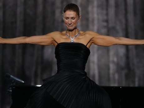 Celine Dion cae durante un concierto en París y preocupa a sus fans