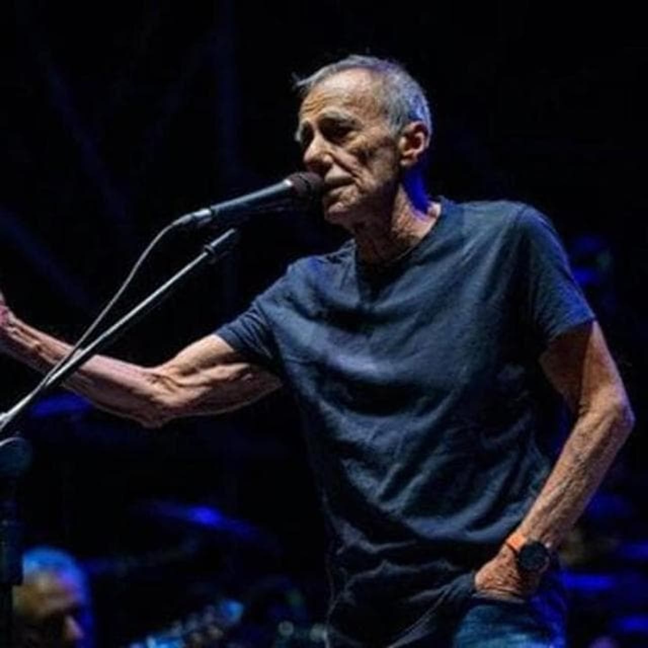 Roberto Vecchioni: «Non canterò per mesi», la convalescenza continua