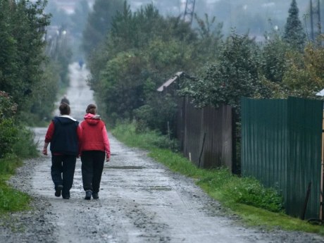 Дождевую воду у дорожек на даче можно отвести без дорогого дренажа