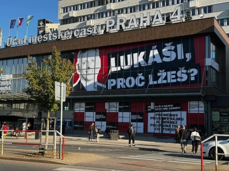 Prahu 4 pokryl před volbami anonymní polep: „Lukáši, proč lžeš?“