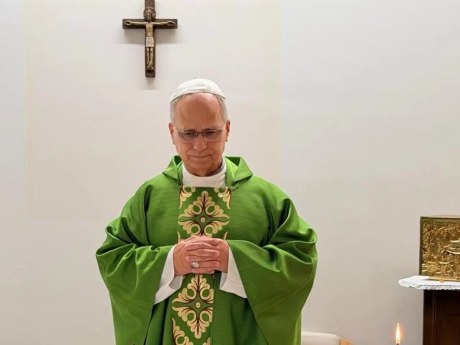 León XIV oficia misa en el hospital mientras avanza su recuperación