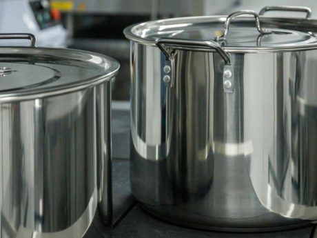 Пять капель уксуса помогут убрать минеральные разводы с кастрюли