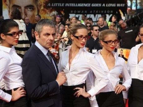 Rowan Atkinson je srečo našel ob 26 let mlajši Louise Ford