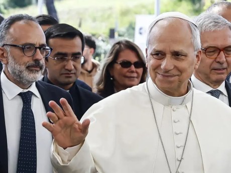 León XIV retoma su labor en el hospital y evoluciona favorablemente
